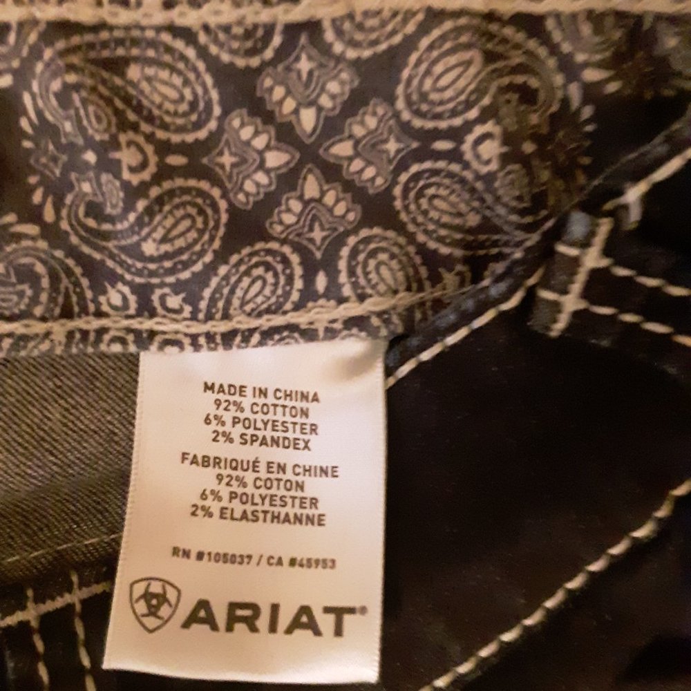 Ariat 28S cowgirl jeans in excellent condition.